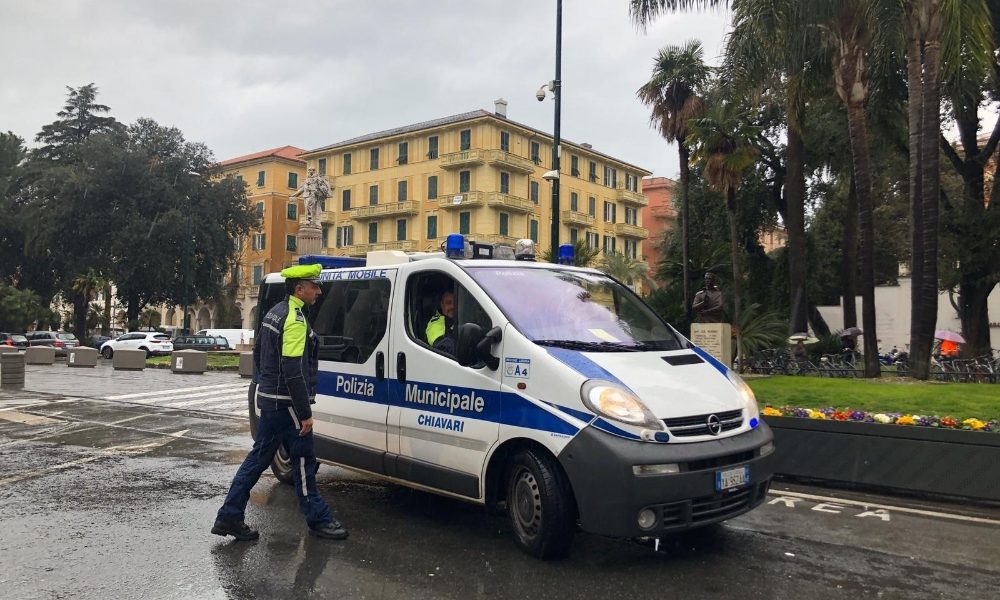 Chiavari,avvisi al megafono ‘non uscite’