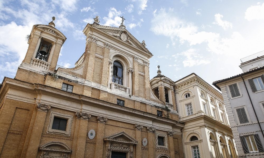Chiesa Roma ‘corregge’,parrocchie aperte