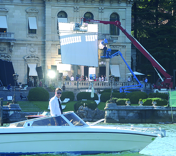 Ciak sul Lario, inseguimenti sulla Regina. Domani summit per il film con Aniston e Sandler
