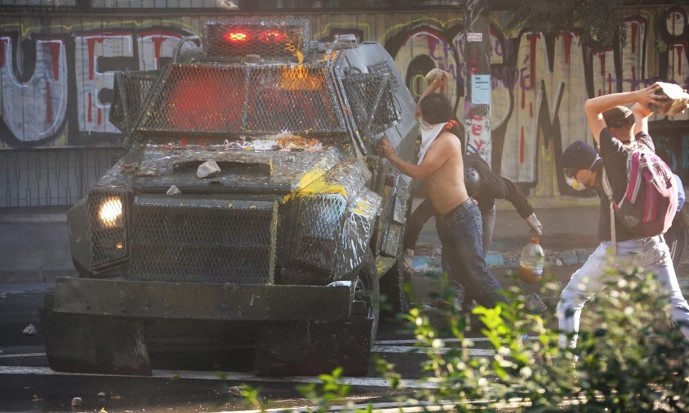 Cile: scontri a Santiago, un morto
