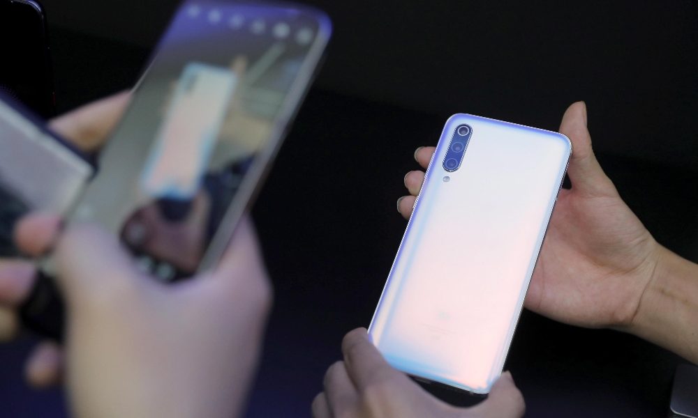 Cina, stretta sui contratti di telefonia