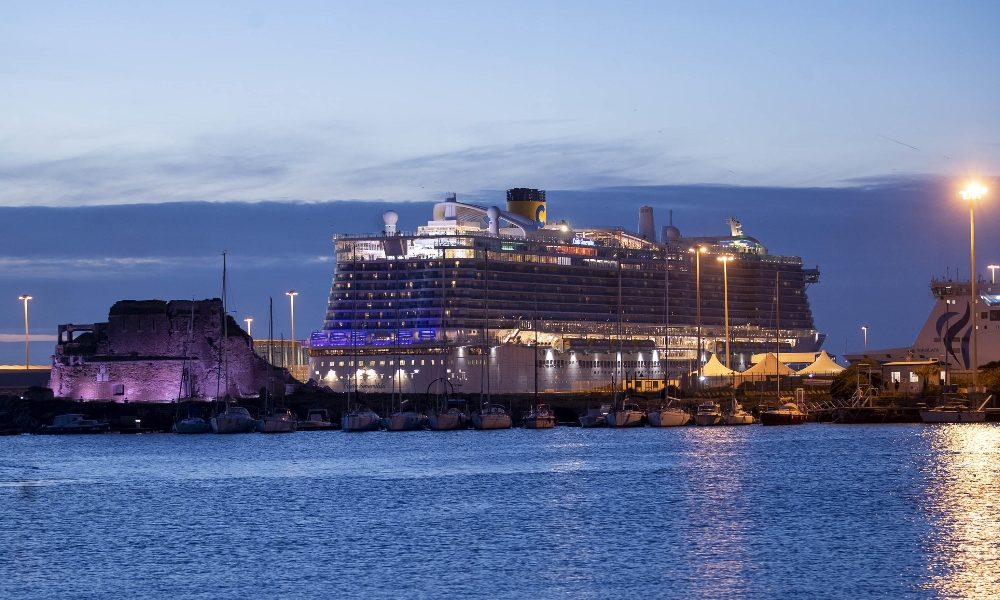 Civitavecchia, passeggeri lasciano nave