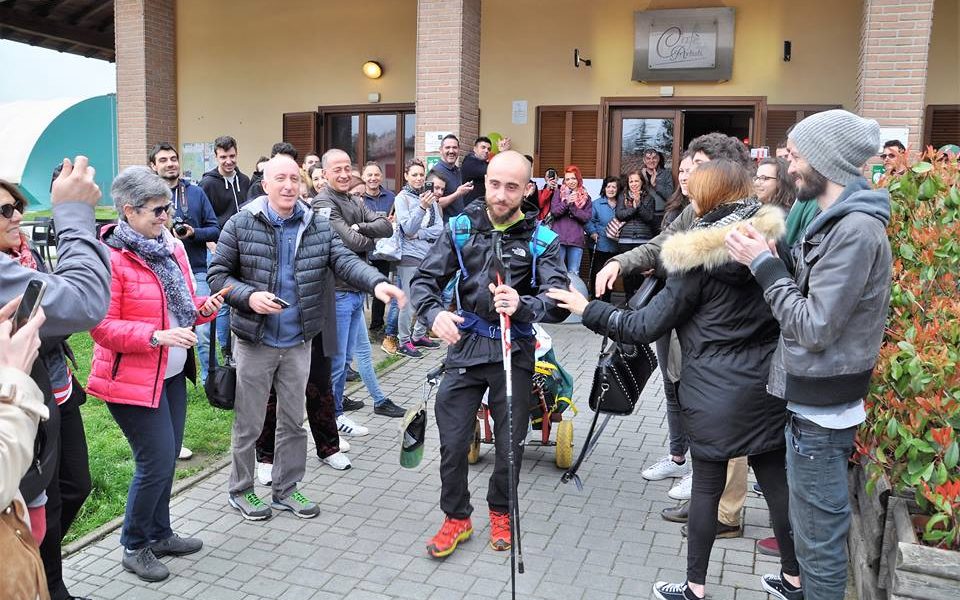 A piedi dalla Brianza alla Nuova Zelanda. Iniziato il viaggio di Claudio Moja. Le foto della partenza