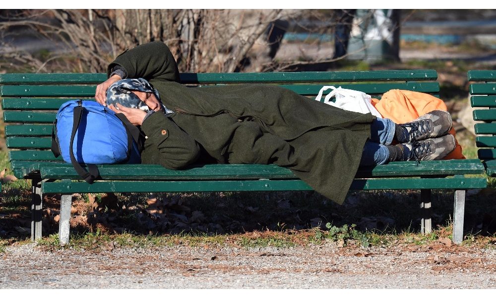 Clochard morto su una panchina a Novara