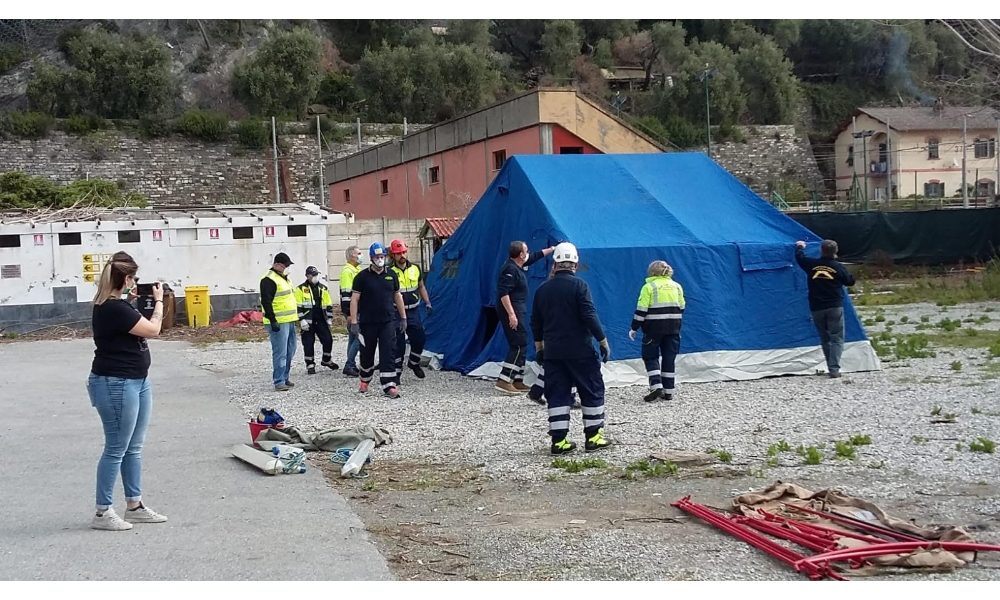 Clochard positivo, tenda isola famiglia