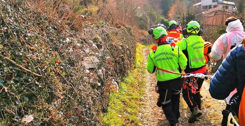 Malore a Canzo per un 80enne, l’intervento del soccorso alpino