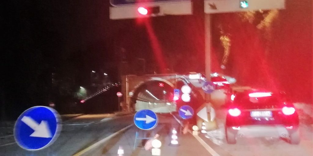 Galleria di Cernobbio chiusa: rientro da incubo domenica sera sulla Statale Regina