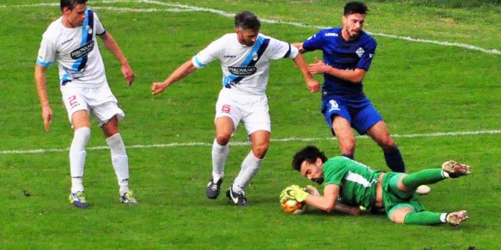 Como, pesante stop interno nel derby con il Lecco. Contestato mister Banchini