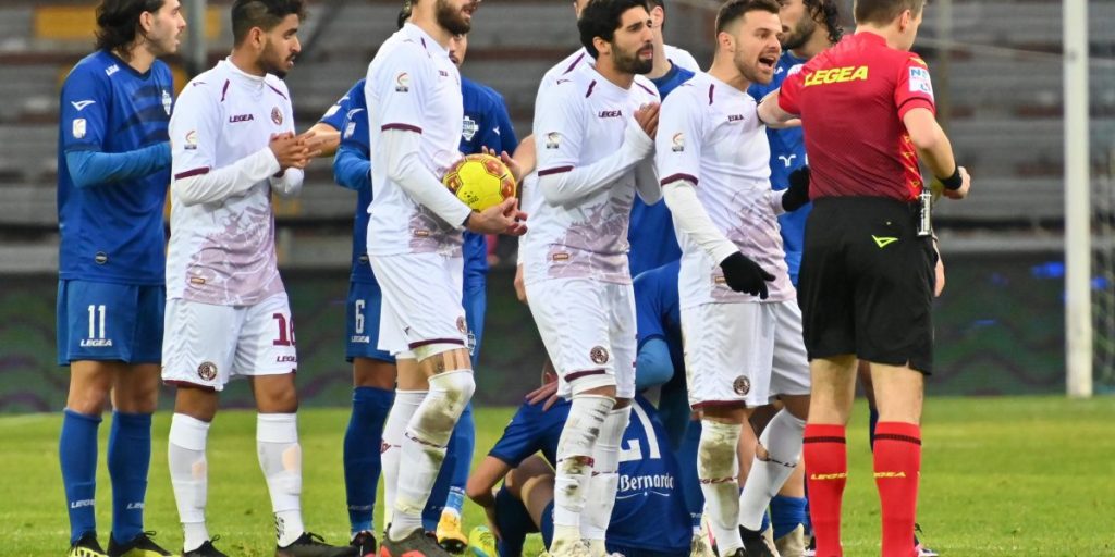 Il livornese Barasso morde la guancia di un giocatore del Como: 4 turni di squalifica
