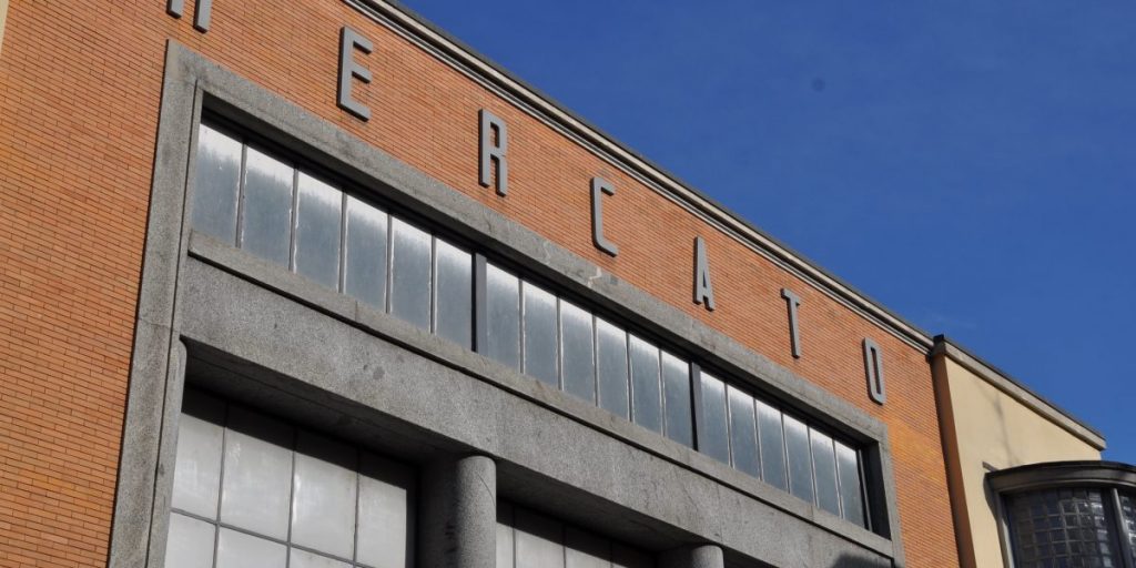 Mercato, un terzo dei commercianti è moroso. Confesercenti: «Il Comune deve intervenire»