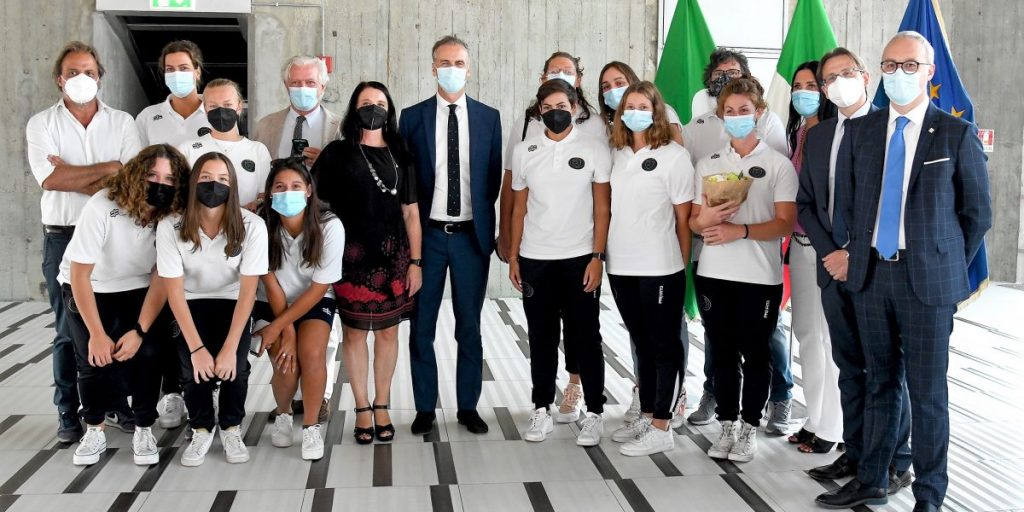 Como Nuoto femminile, l’incitamento della Regione