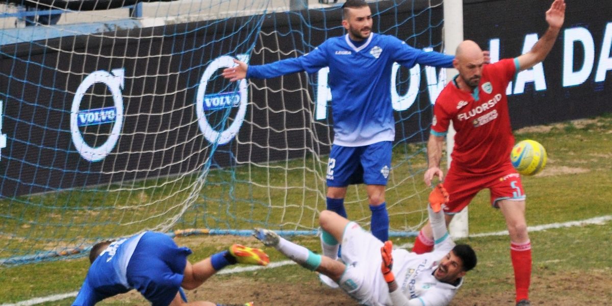 Como disastroso: il fanalino di coda Olbia espugna il Sinigaglia. Banchini: «Approccio mediocre». Azzurri contestati