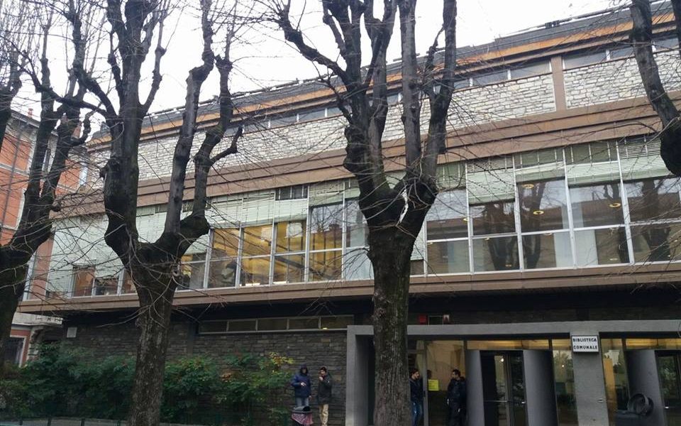 Biblioteca di Como, l’ingresso è al buio: si rischia di cadere e fioccano le proteste