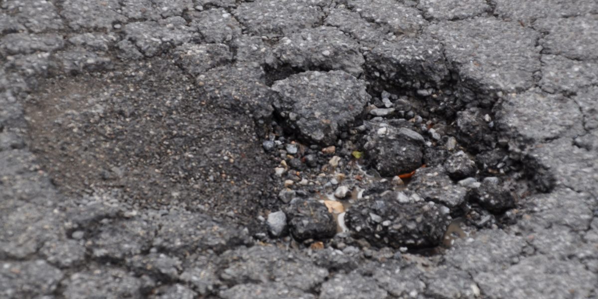 Buche in città, l’asfalto cede in più punti. L’assessore Bella: «Investiti in un anno più di 3 milioni»