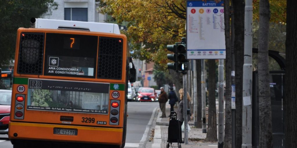 Rischio caos per Natale, mezzi pubblici non potenziati: solo tre corse in più di Asf e treni a ritmo regolare