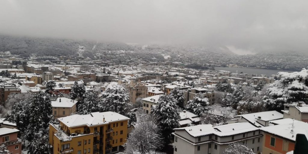 Lario coperto dalla neve, disagi limitati sulle strade