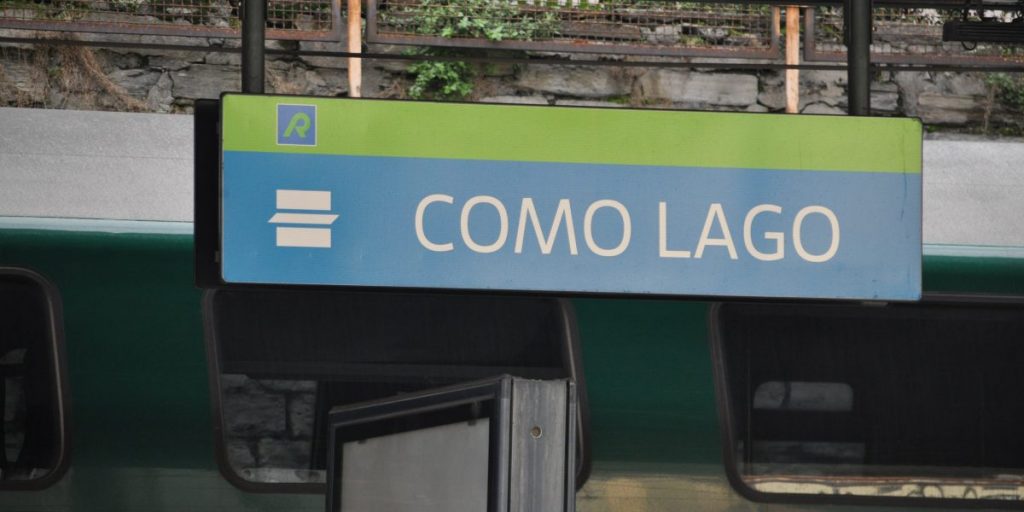Lancia bottiglie di vetro e aggredisce gli agenti