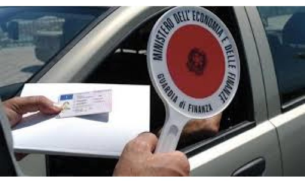 Con auricolari suggerivano risposte a esame guida, 7 denunce