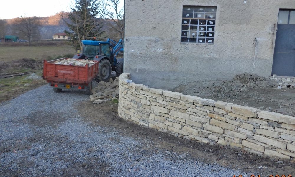 Con macerie chiesa ‘700 fanno un muro