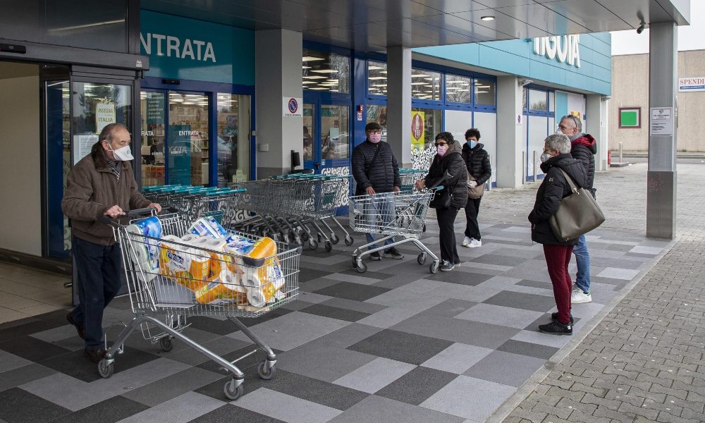 Boom degli acquisti alimentari nel Comasco. Uova, latte e farina i prodotti più richiesti