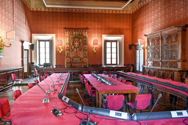 Caos in consiglio comunale, Forza Italia esce dall’aula e manca il numero legale: seduta saltata