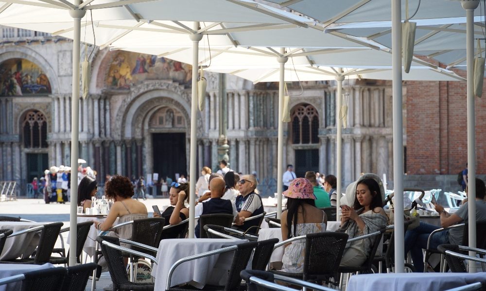Consumi: Confesercenti,in 6 mesi -1.900 euro,Fase3 non basta