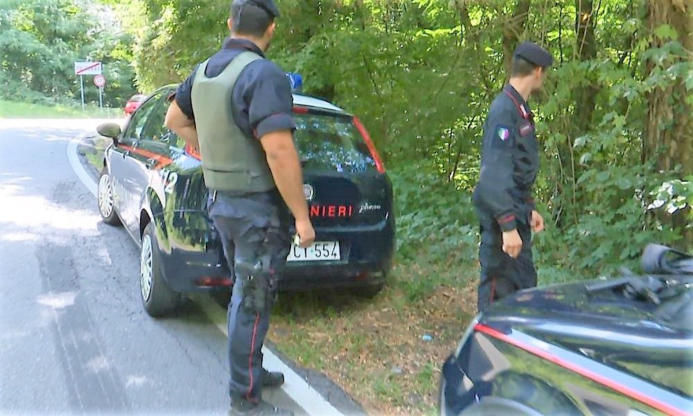 Droga per tutti i gusti nel bosco di Castelnuovo Bozzente. Monitorate migliaia di cessioni: sei arresti nel weekend