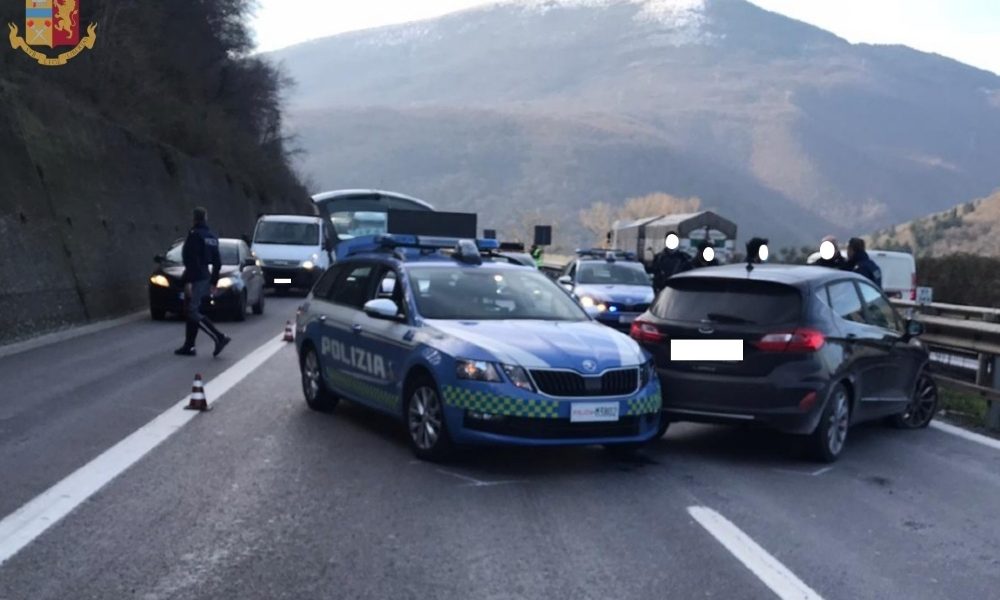 Contromano in A1, polstrada sperona auto e spara a gomme