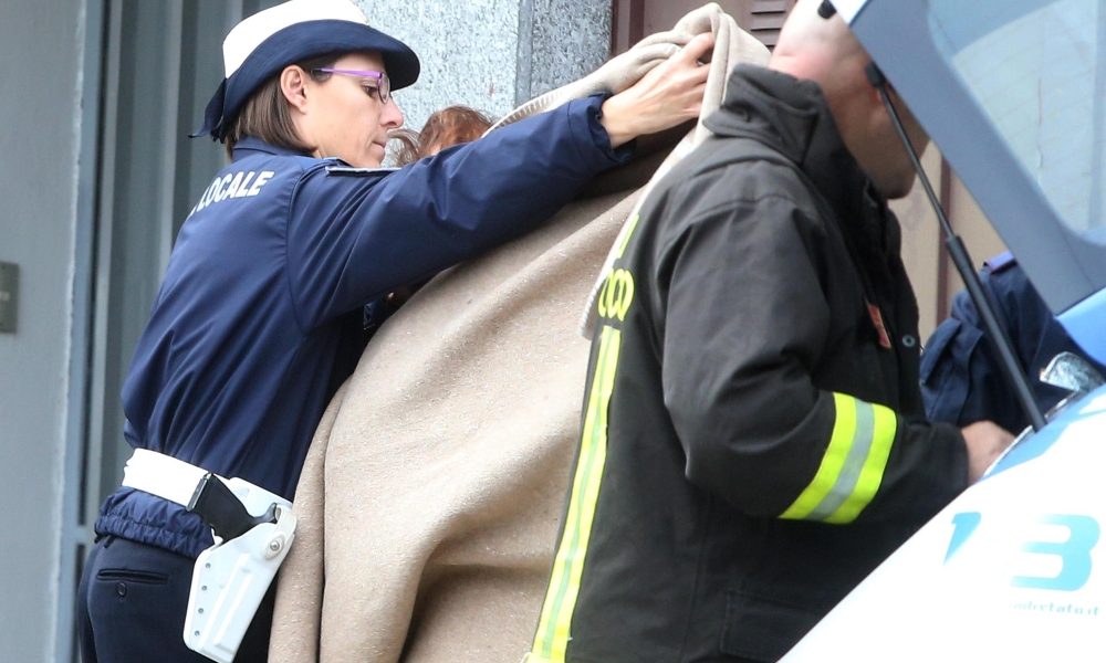 Coperta prende fuoco, morta anziana