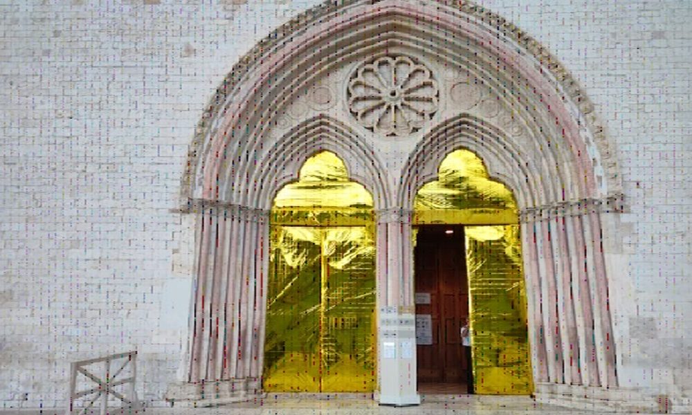 Coperte termiche ricoprono porte Basilica Assisi