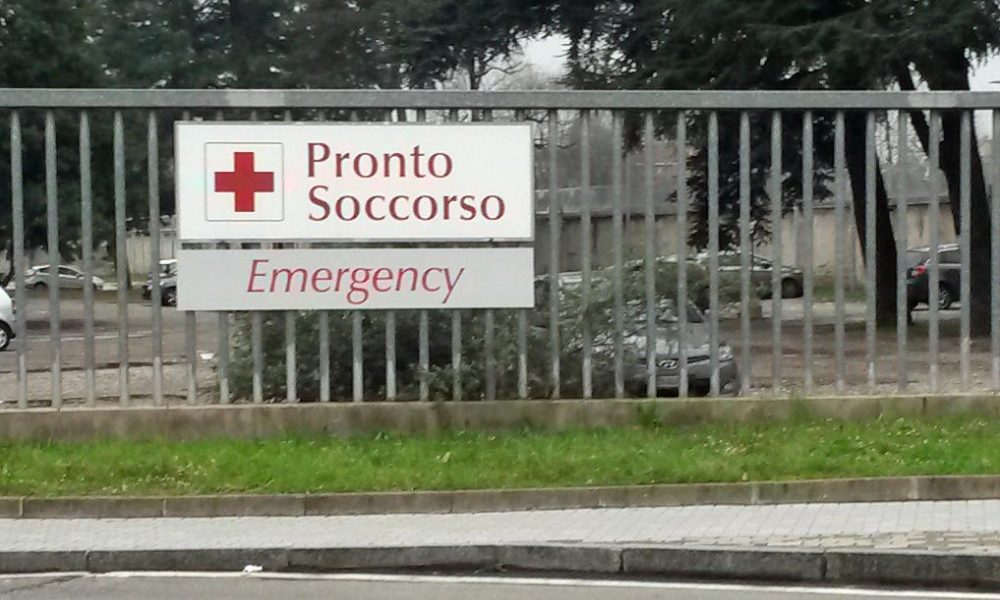 Coppia in canale con auto, si cerca uomo