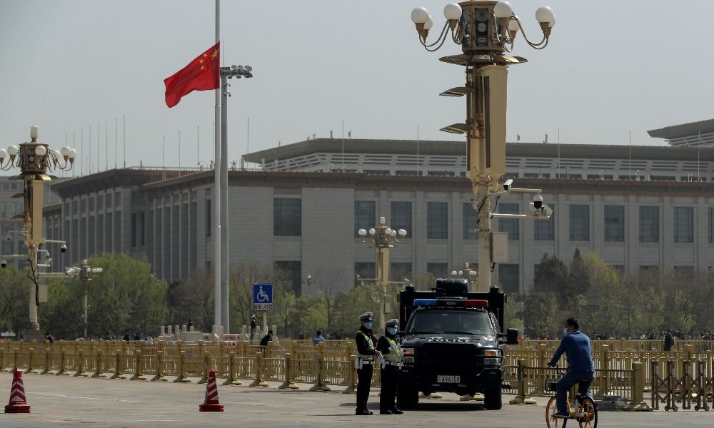 Coronavirus: Cina si ferma,ricorda morti