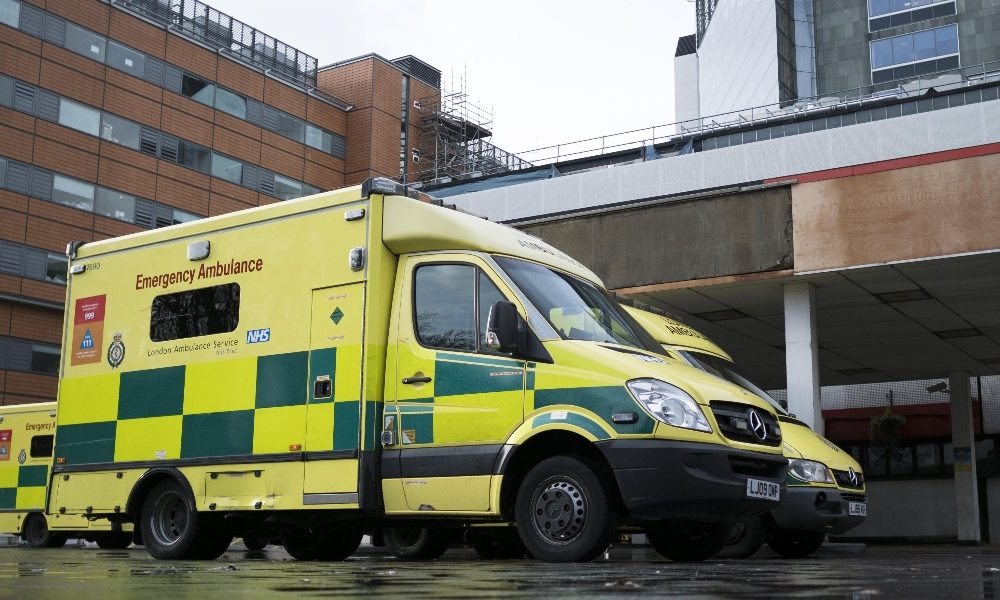 Coronavirus: Gb, 881 morti, totale 8.000