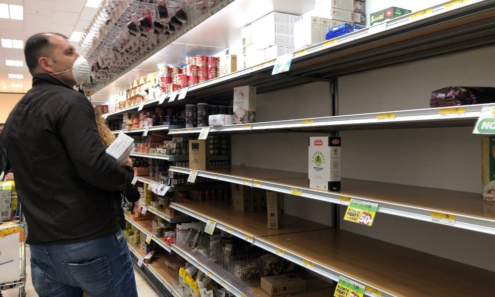Coronavirus: a Milano code a supermarket