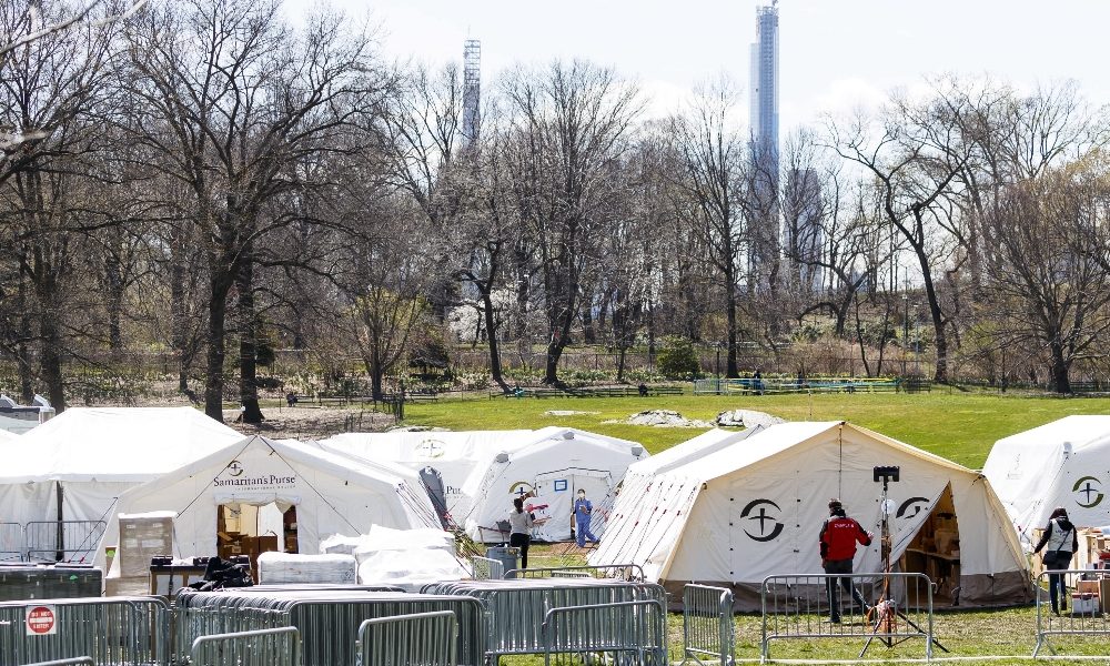 Coronavirus: a New York obitori mobili