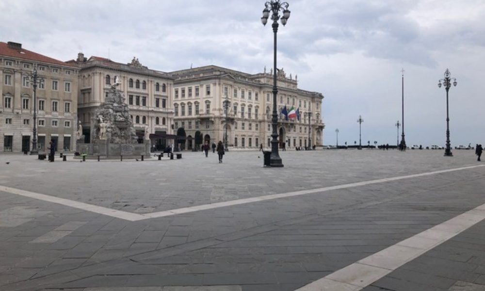 Coronavirus: a Trieste tavoli bar vuoti