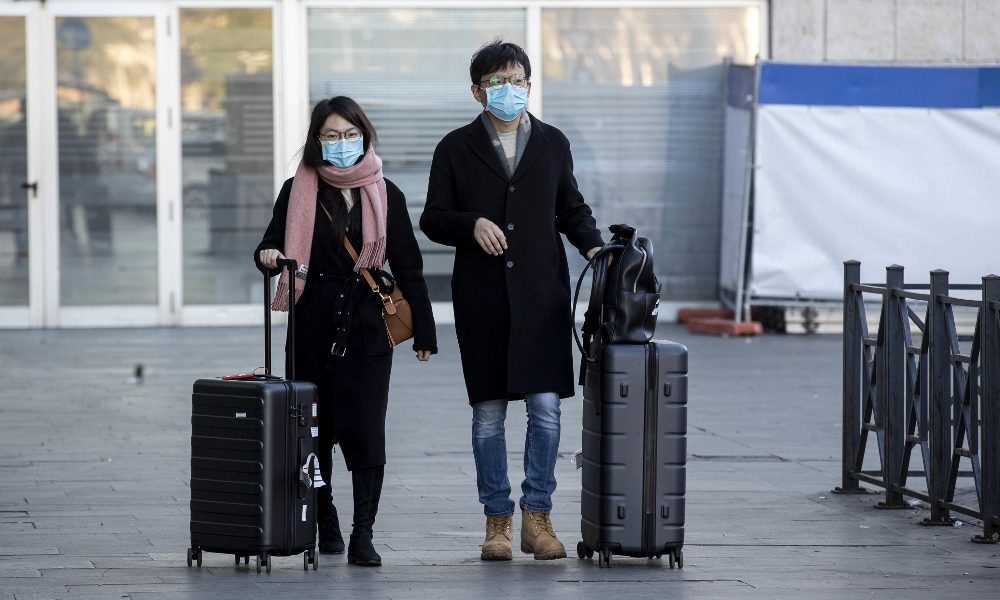 Coronavirus: commessi mettono mascherine