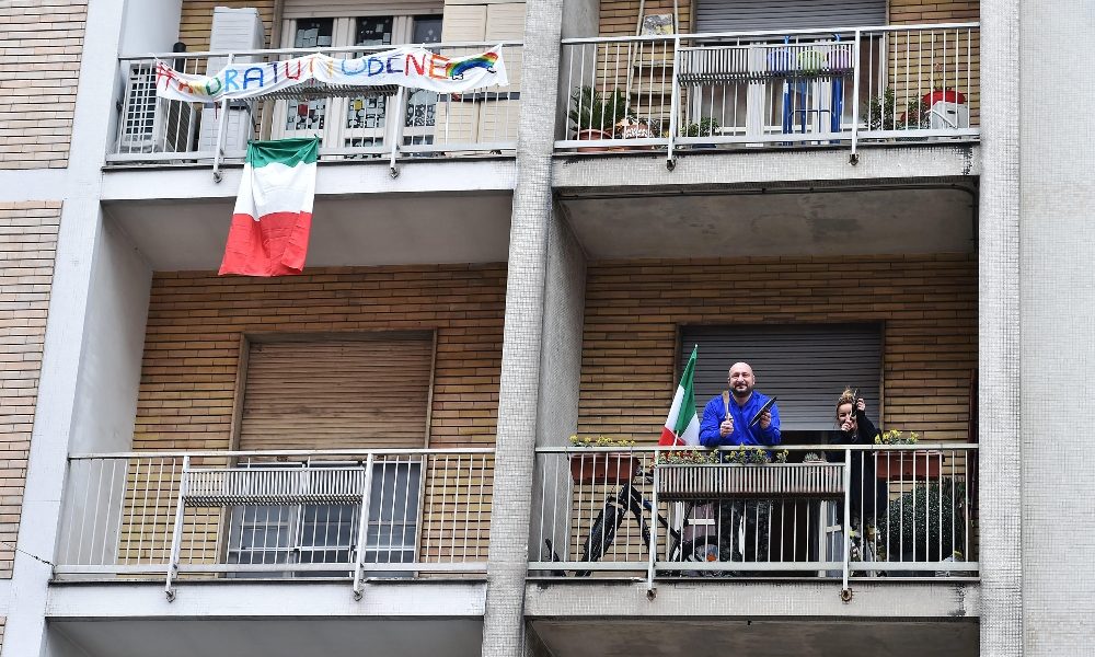 Coronavirus: flashmob, applauso a medici
