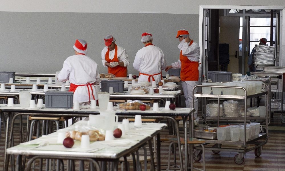 Coronavirus, menu cinese in 56 scuole