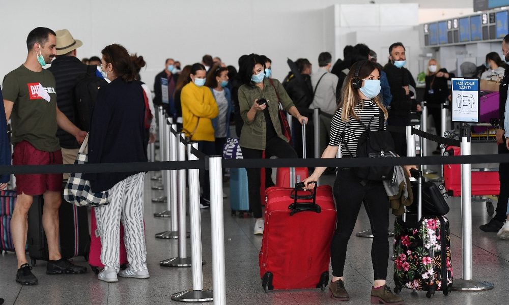 Coronavirus: quarantena in Gb ‘un flop’, da lunedì esenzioni