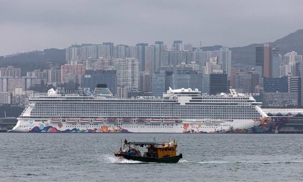 Coronavirus: quarantena nave a Hong Kong