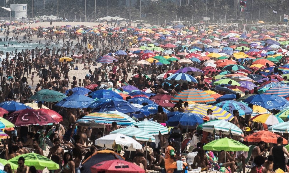 Coronavirus: quasi 142mila morti in Brasile,ma spiagge piene