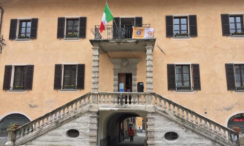 Coronavirus: sindaco ammaina bandiera Ue, non ci aiuta
