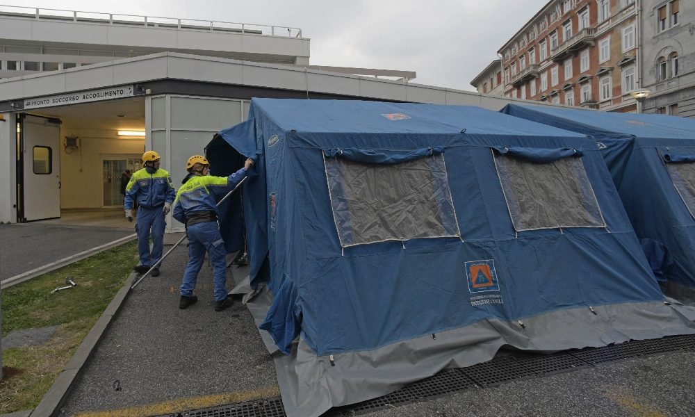 Coronavirus: tende davanti ospedali Fvg