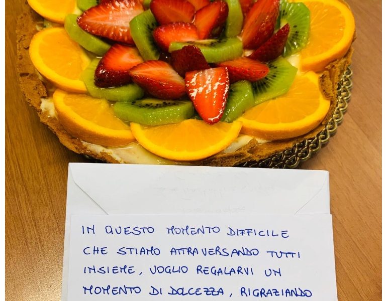 Coronavirus: una torta alla polizia, grazie per ciò che fate