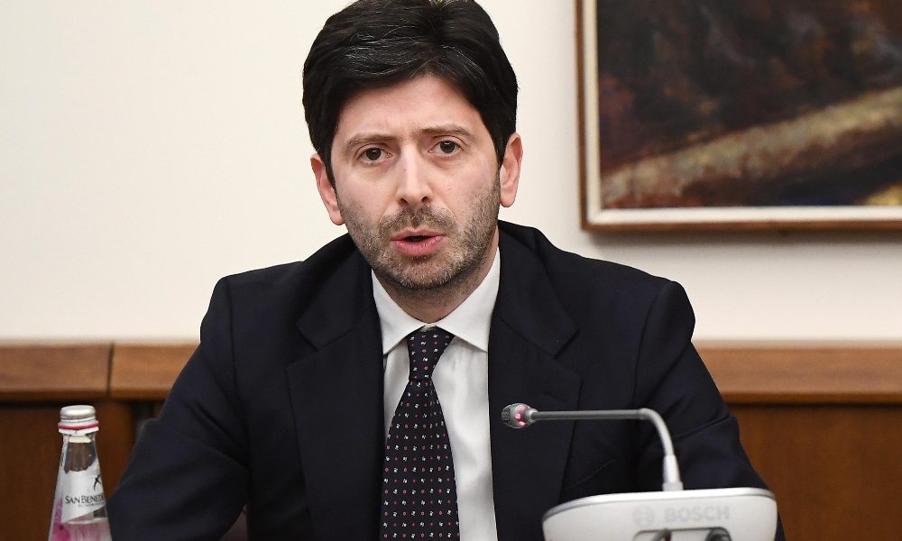 Il ministro Roberto Speranza: Per battere il virus «cambiare i piccoli gesti quotidiani»
