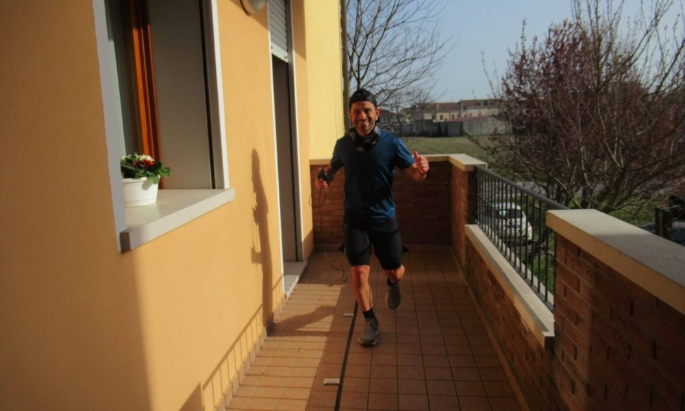 Corre 100 chilometri sul balcone di casa
