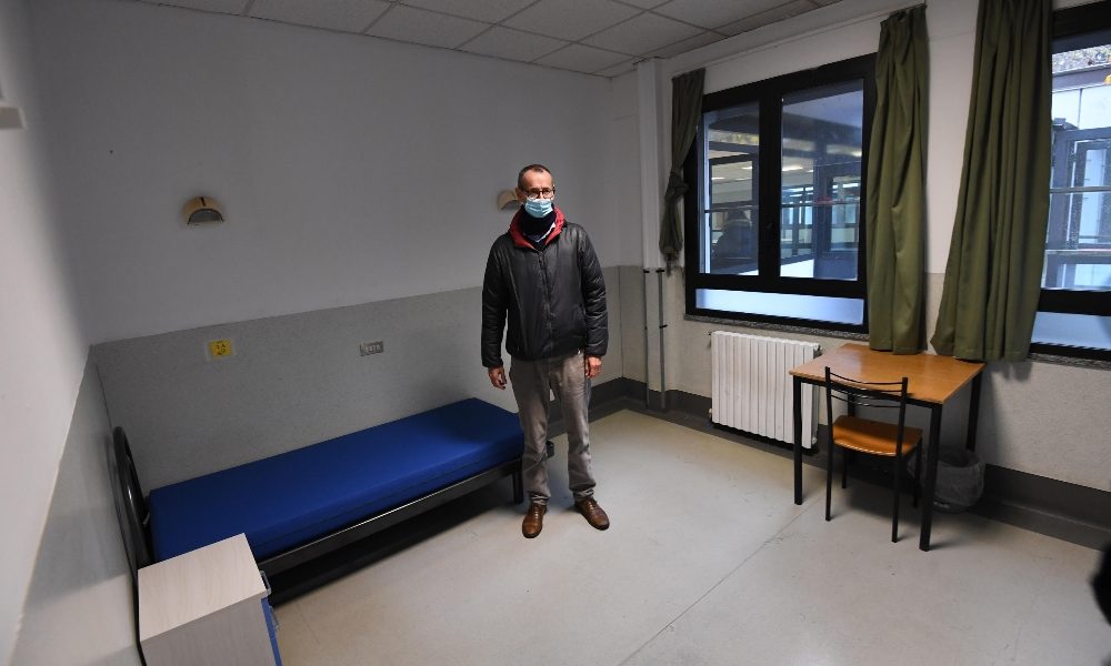 Covid: 16.999 i positivi, 887 le vittime