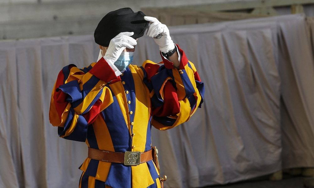 Covid: 4 Guardie Svizzere positive, anche 3 altri casi