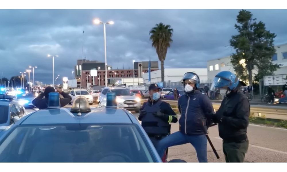Covid: 60 positivi su 72, rivolta in centro migranti Sassari